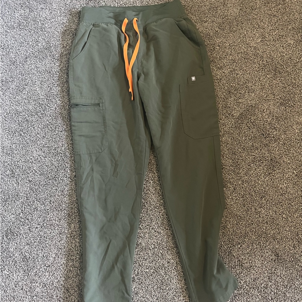 Figs pant scrubs 
Highwasted Yola skinny scrub pants regular length Medium, Moss